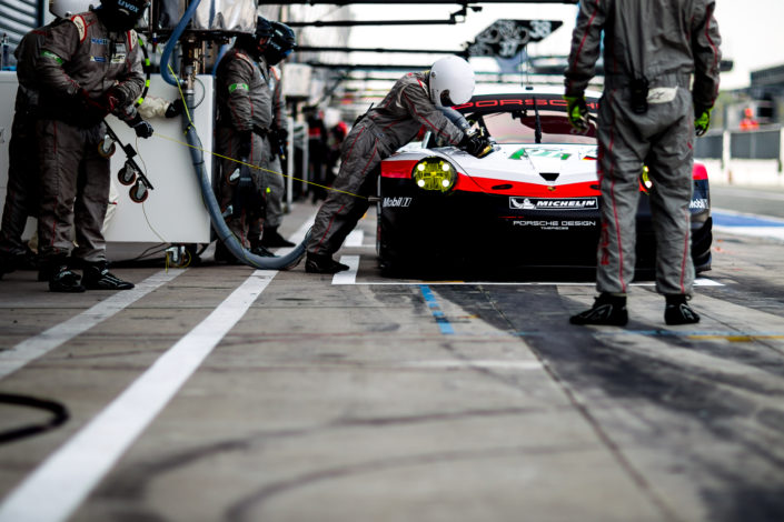 Porsche RSR Pitstop // © marcellanger / www.adrenalmedia.com